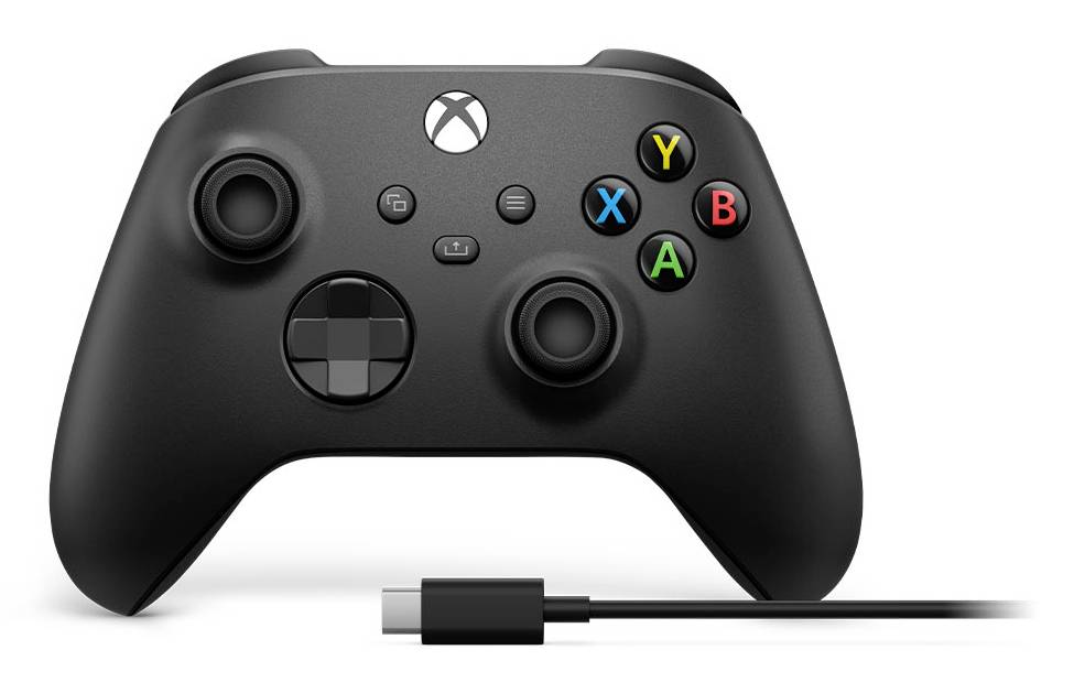 Schwarzer Xbox-Wireless-Spielcontroller mit angeschlossenem USB-C-Kabel, von vorne auf weißem Hintergrund gezeigt.