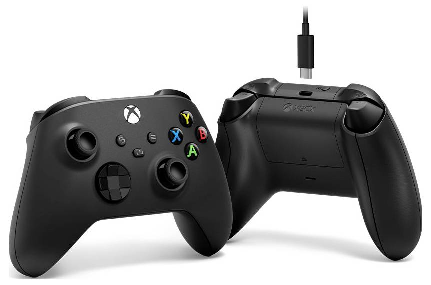 Zwei schwarze Xbox-Controller von vorne und hinten gezeigt, einer mit angeschlossenem Kabel, auf weißem Hintergrund.