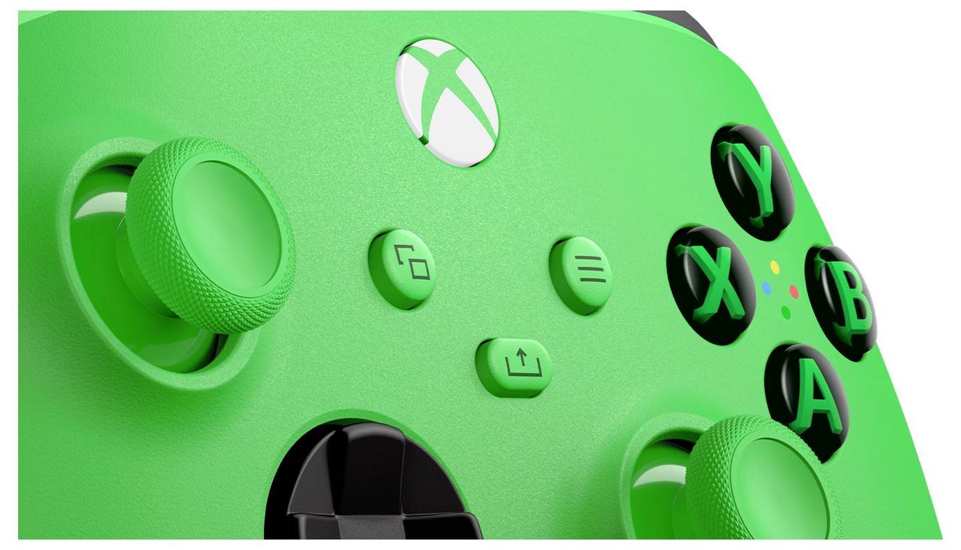 Nahaufnahme eines grünen Xbox-Controllers, die das Logo, die Schaltflächen und die Analogsticks zeigt.