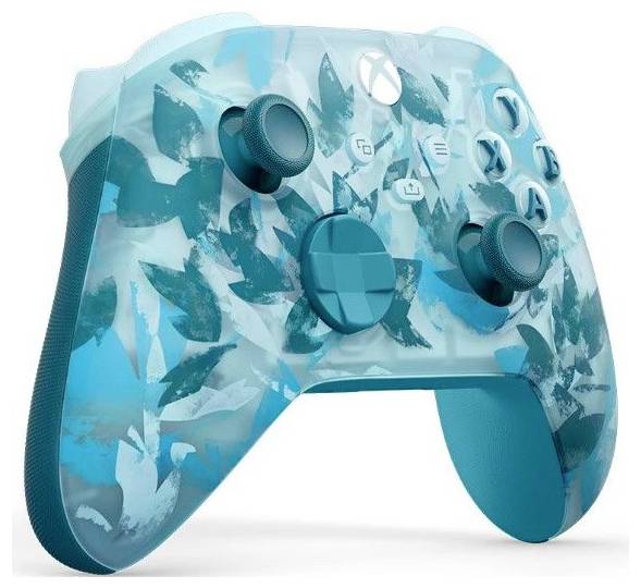 Türkisfarbener Xbox-Controller mit Blattmuster-Camouflage-Design und vier sichtbaren Tasten auf weißem Hintergrund.
