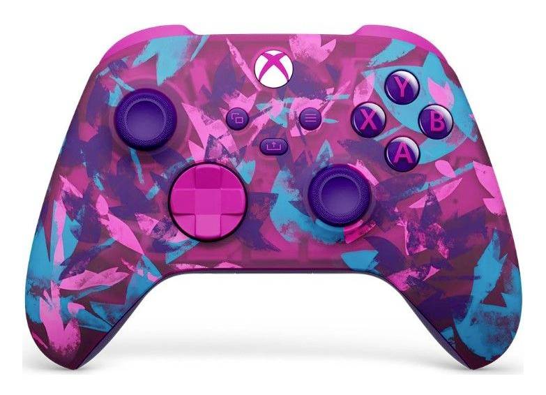 Ein rosa und blau getarnter Xbox-ähnlicher Spielecontroller mit Tasten und Analog-Sticks auf weißem Hintergrund.