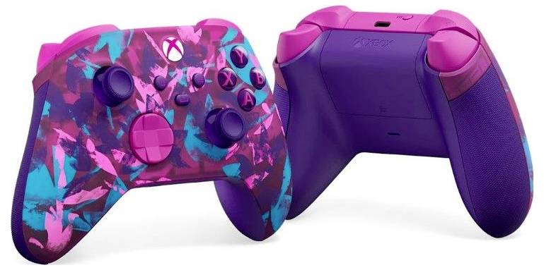 Zwei Xbox-ähnliche Spielecontroller, eine Vorderansicht mit rosa, violett und türkiser Camouflage und eine Rückansicht in Violett und Rosa.