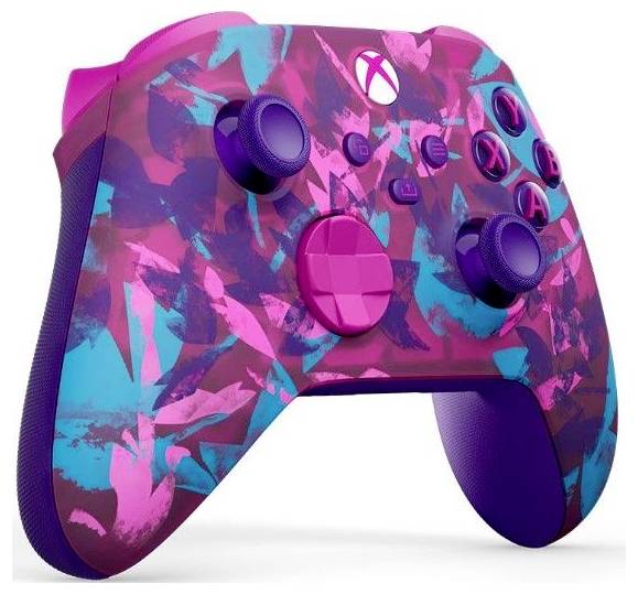 Xbox-ähnlicher Spielecontroller mit rosa, lila und blauem Tarnmuster, isoliert auf weißem Hintergrund dargestellt.