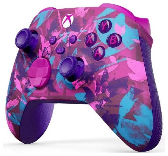 Ein rosa, lila und blauer Tarnmuster-Spielcontroller im Xbox-Stil mit strukturierten Griffen und farbigen Tasten, auf weißem Hintergrund gezeigt.