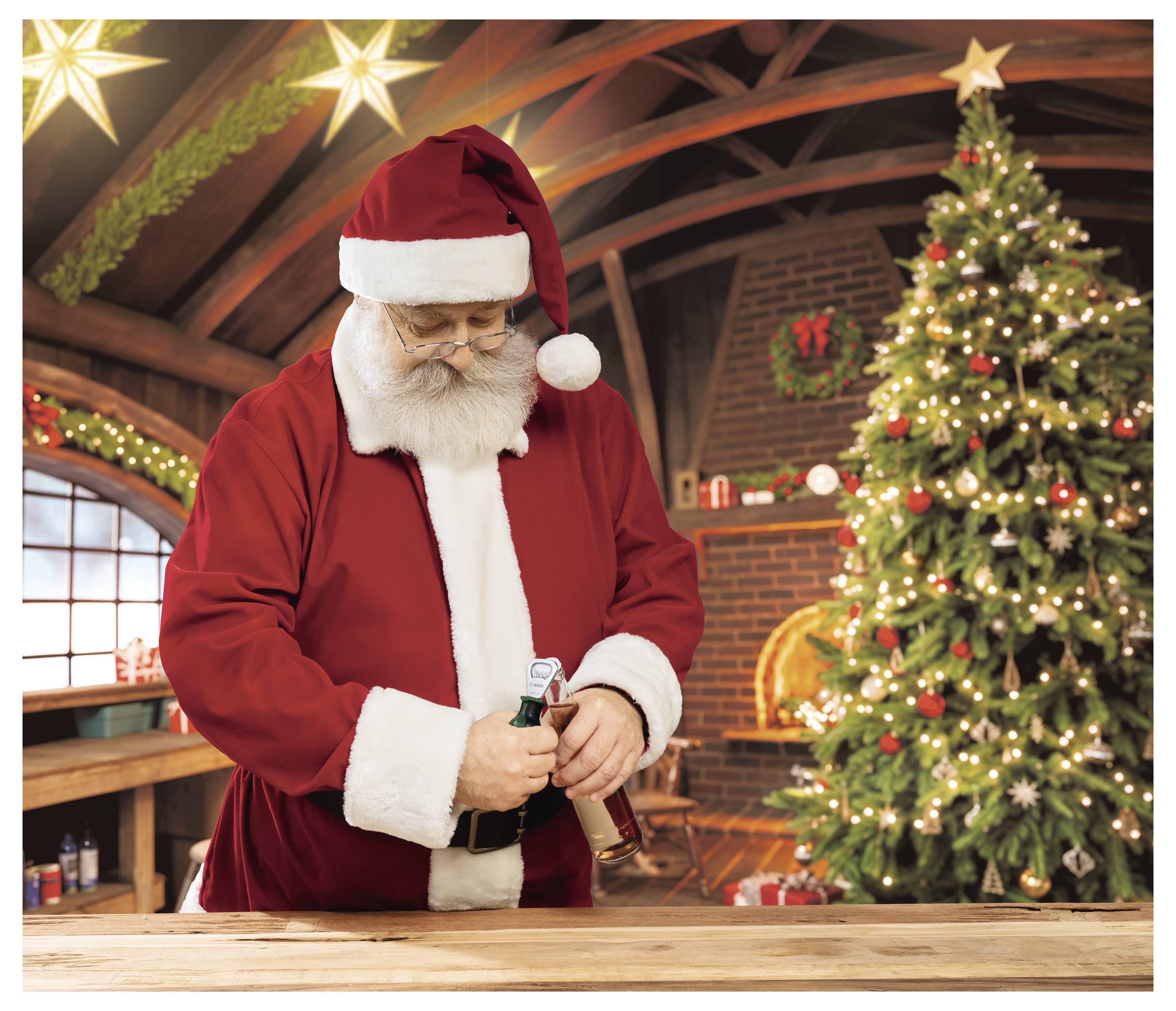 Der Weihnachtsmann in einem roten Anzug öffnet eine Flasche in einer festlichen Weihnachtsszene mit einem geschmückten Weihnachtsbaum und einem Kamin.