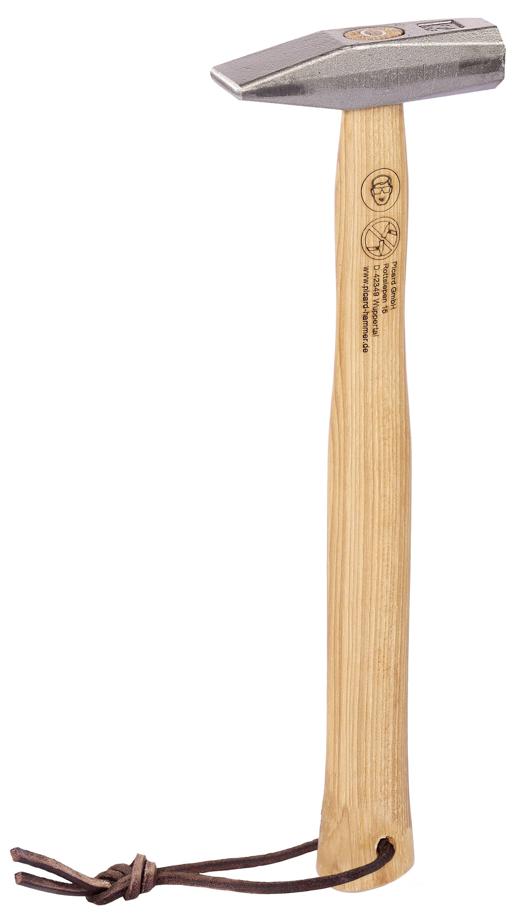 Ein Felshammer mit Holzgriff, Metallkopf und Lederhandgelenkschlaufe, dargestellt auf weißem Hintergrund.