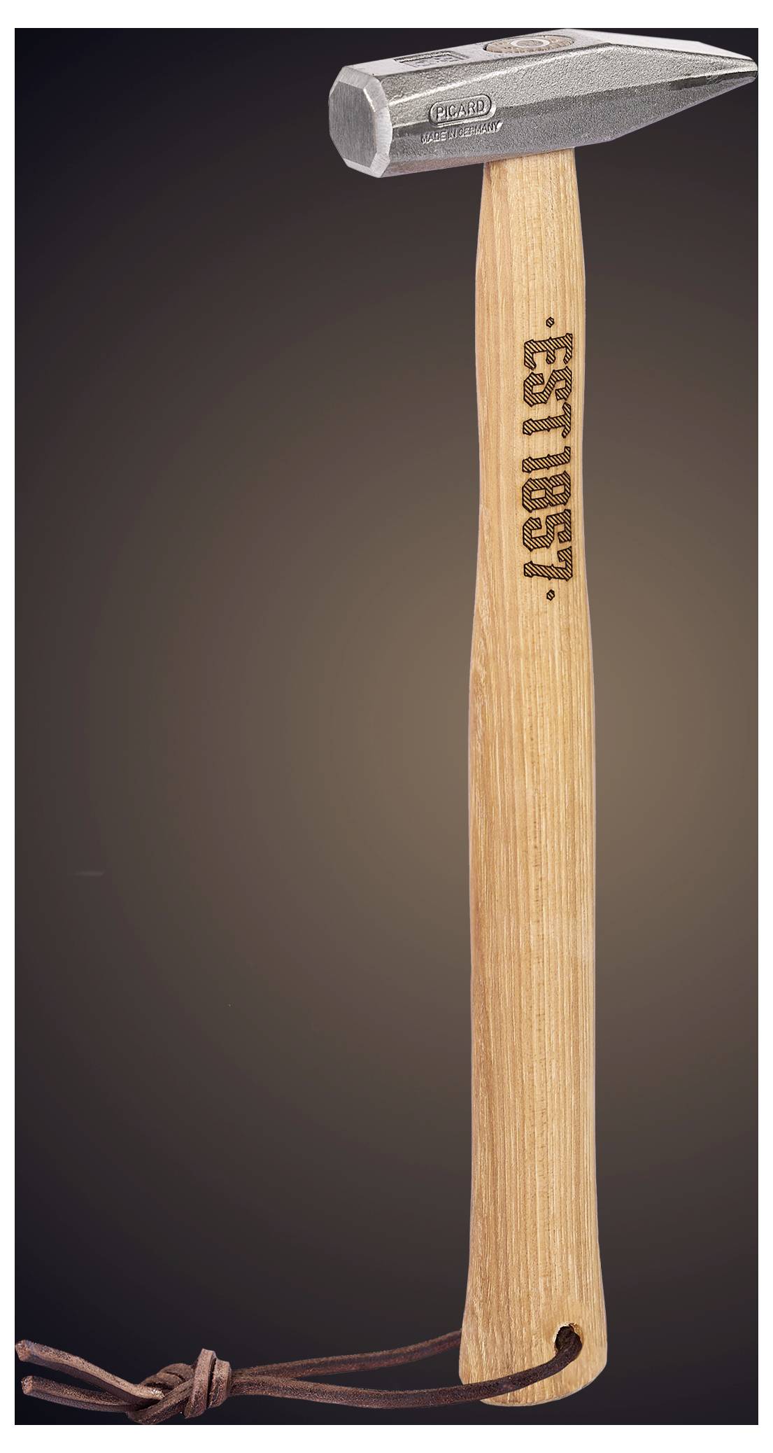 Ein Klauenhammer mit Holzgriff und angebrachtem Lederiemen vor einem dunklen Hintergrund mit Farbverlauf.