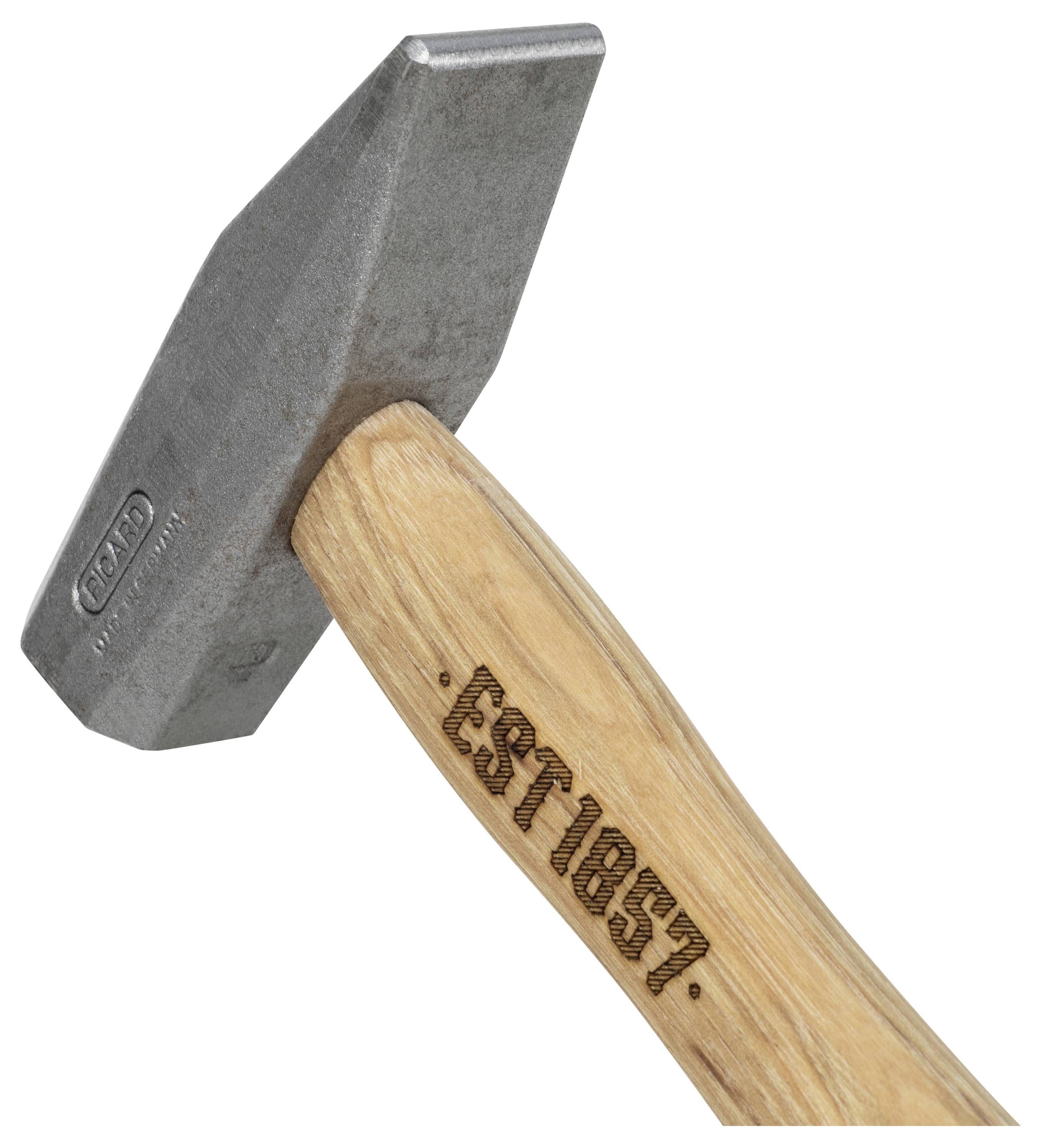 Ein Klauhammer mit hölzernem Griff und dunklem Metallkopf auf weißem Hintergrund.