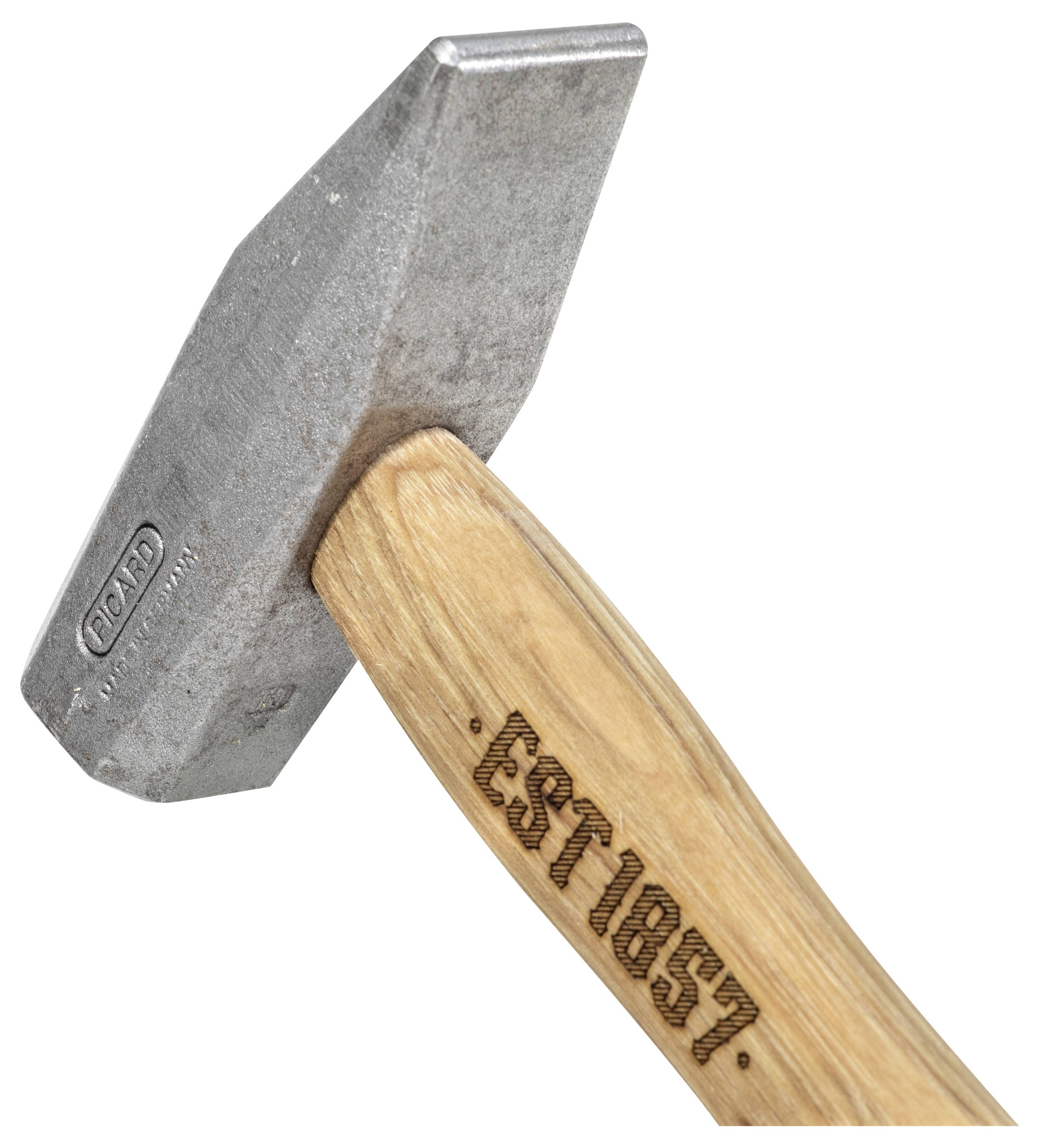 Nahaufnahme eines Hammers mit Metallkopf und Holzgriff auf weißem Hintergrund.