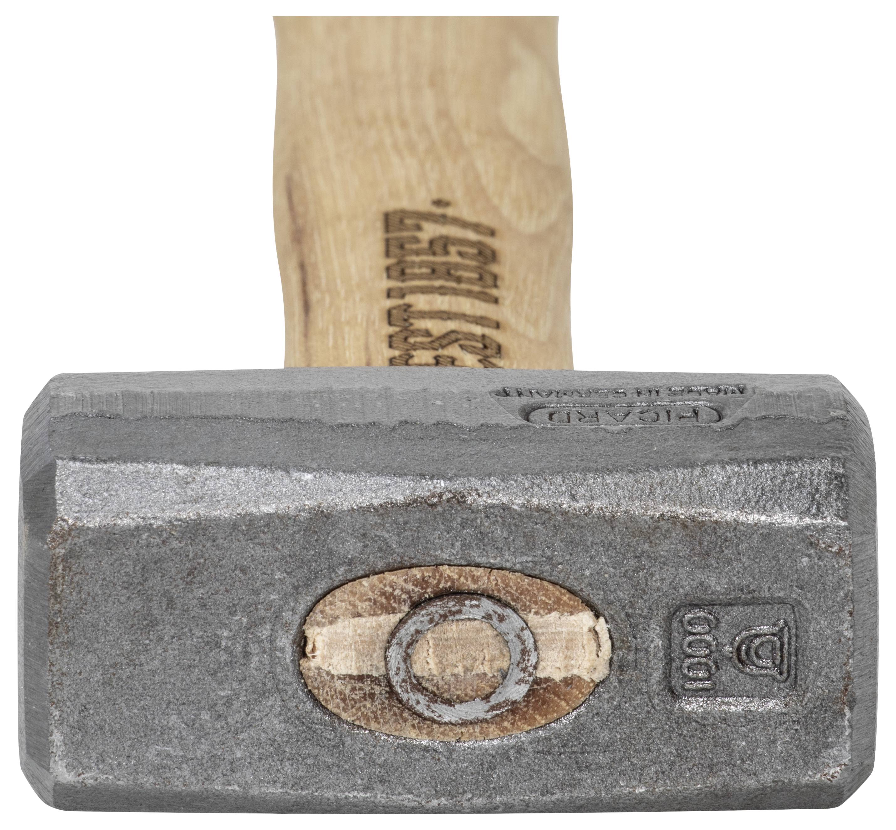 Nahaufnahme eines Maurerhammers mit Holzgriff und schwerem rechteckigem Metallkopf.