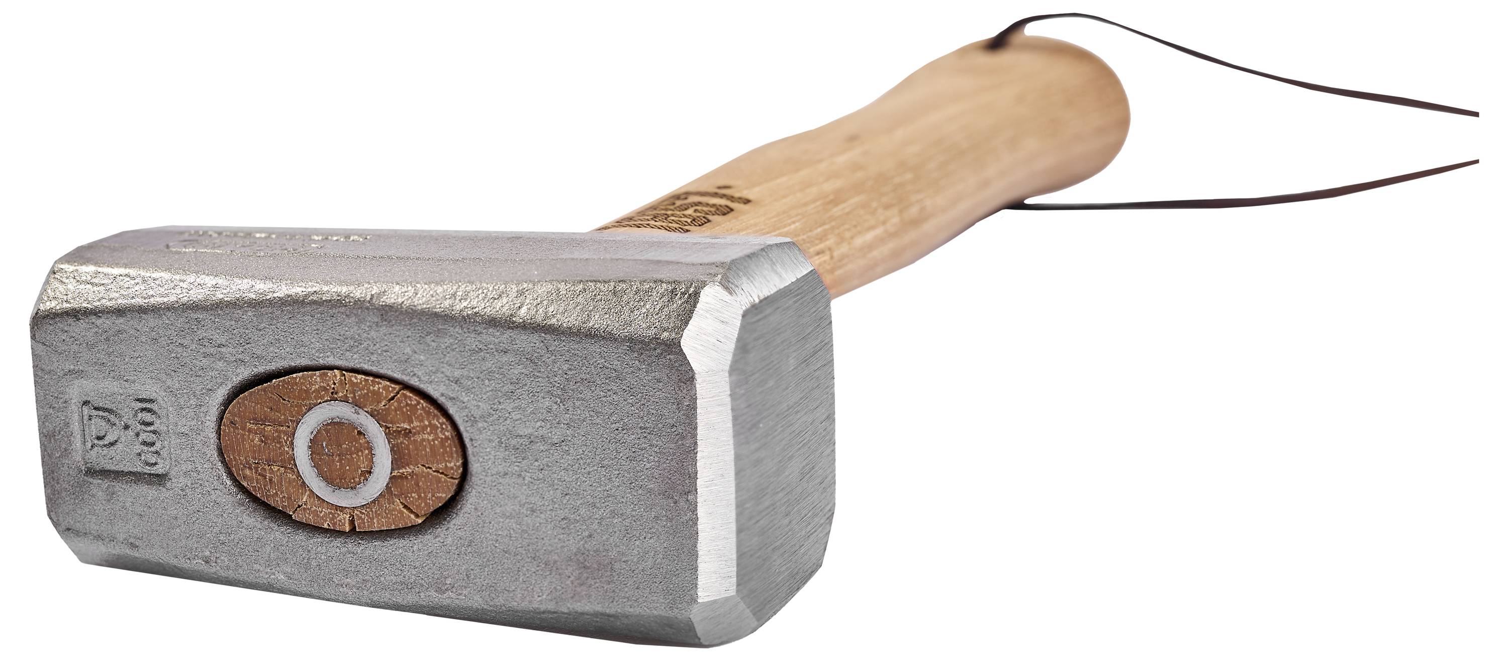 Nahaufnahme eines Hammers mit Metallkopf und Holzschaft sowie einer Lederaufhängeschlaufe, auf weißem Hintergrund dargestellt.