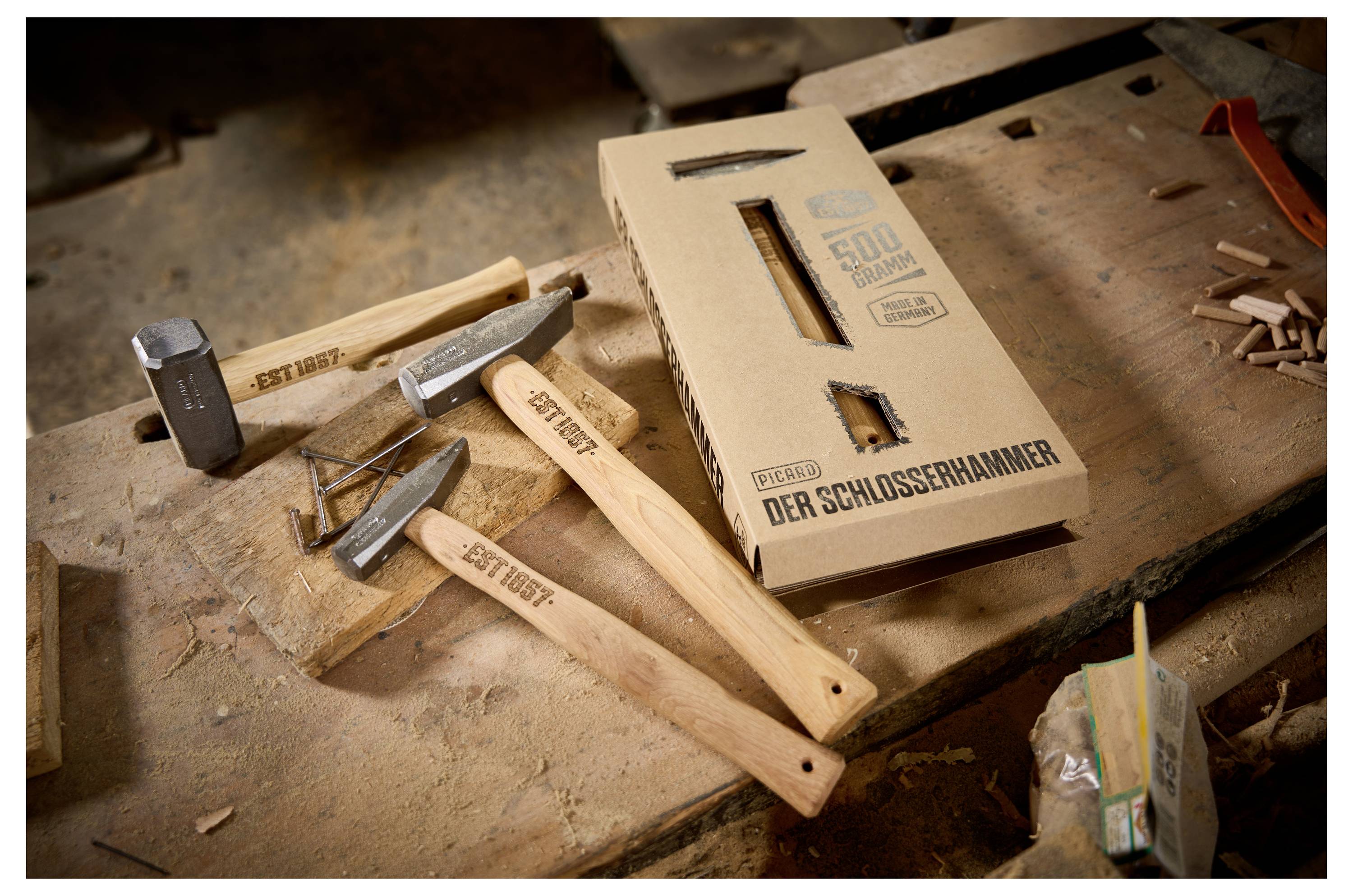 Drei Vintage-Hämmer und ein verpackter „Der Schlosserhammer