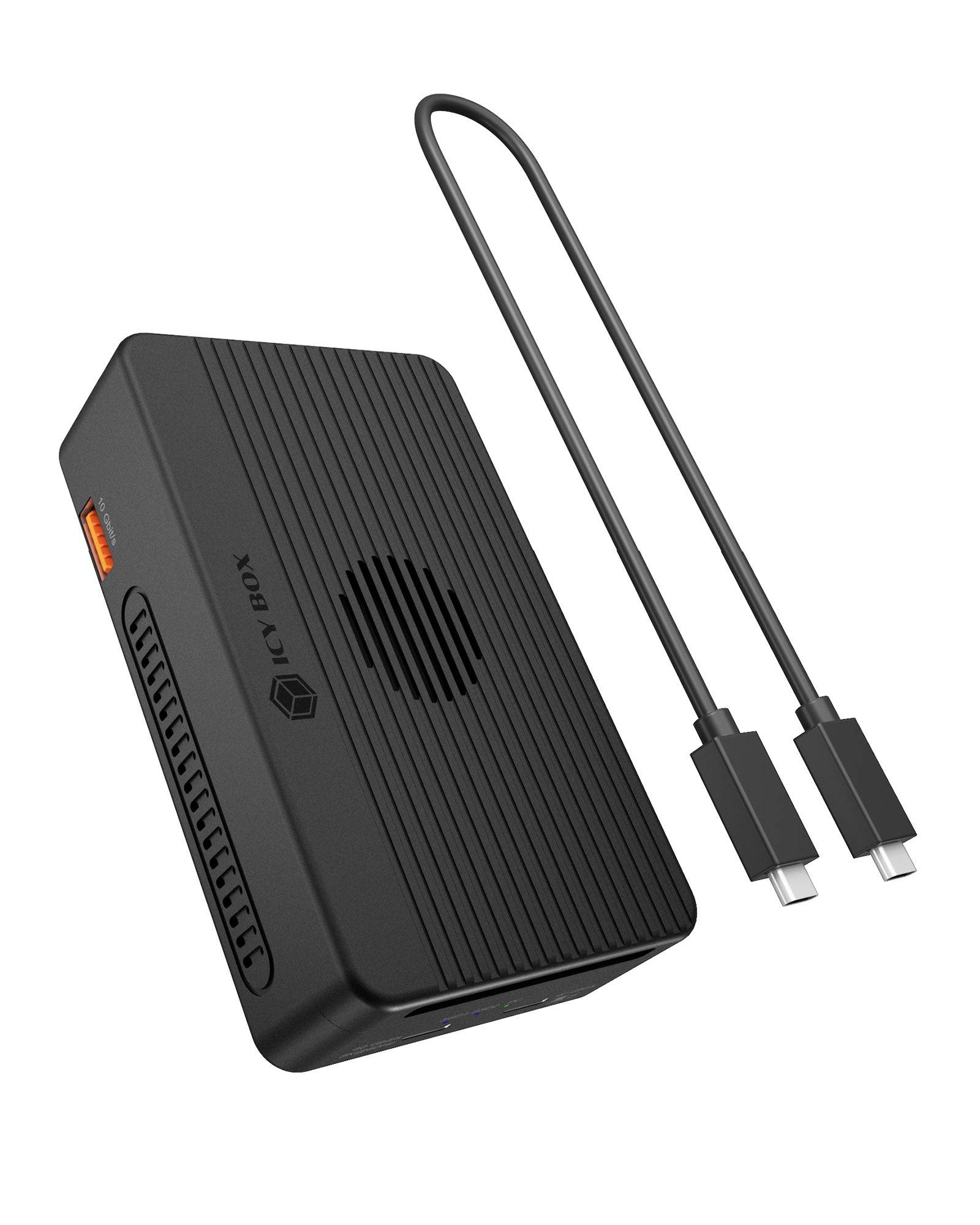 Tragbares schwarzes elektronisches Gerät mit belüftetem Oberteil und orangefarbenem Seitenport, dargestellt mit angeschlossenem USB-C-Kabel.