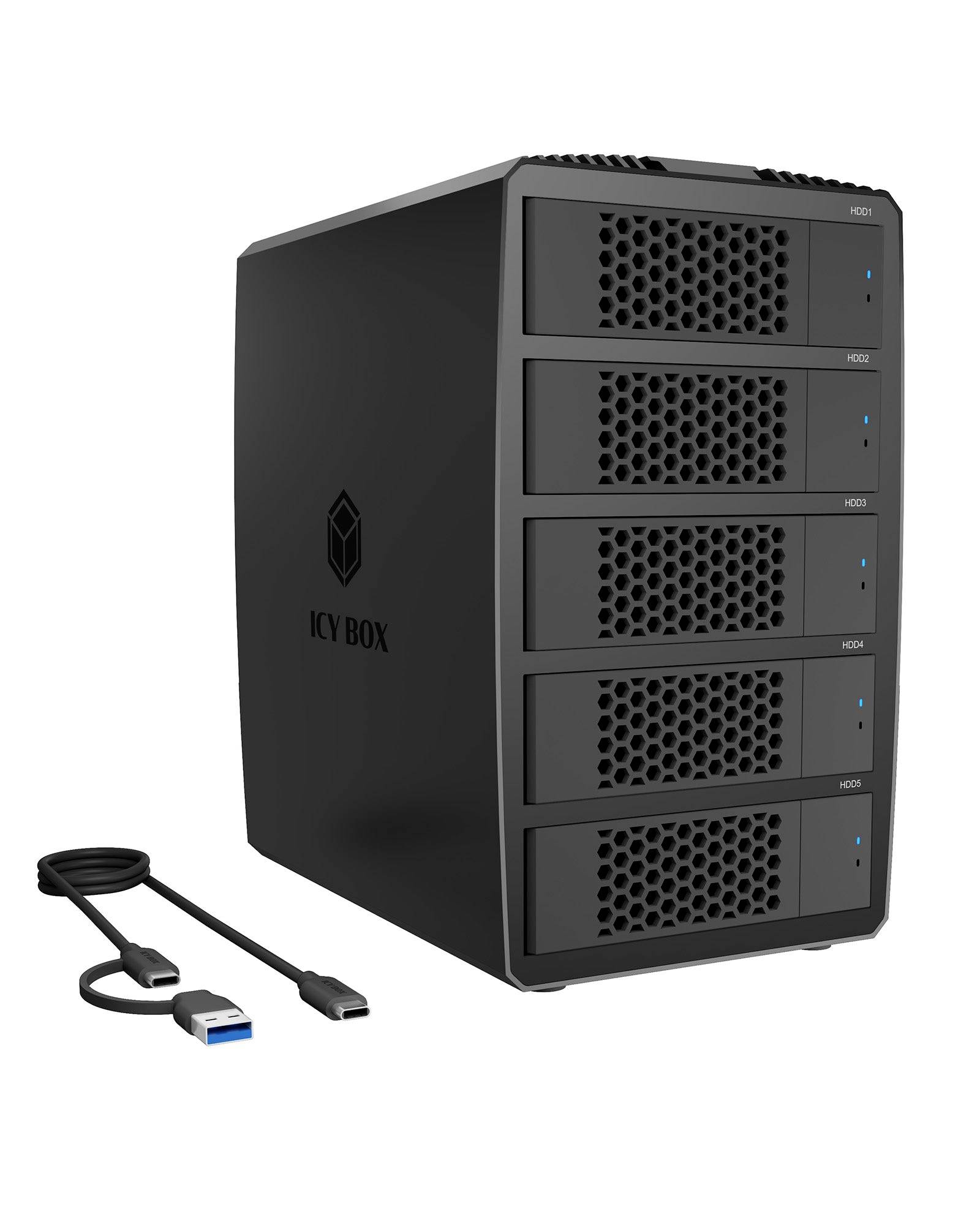 Schwarzes ICY BOX Festplattenlaufwerk-Gehäuse mit mehreren Schächten, fünf Laufwerksfächern an der Vorderseite und einem USB-Kabel daneben auf weißem Hintergrund.