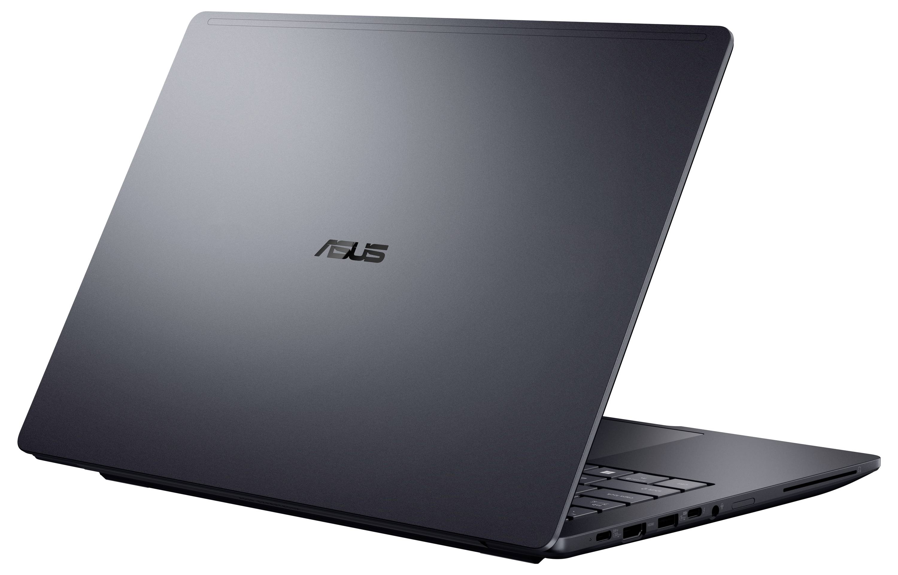 Geschlossenes ASUS-Laptop von hinten in einem Winkel gezeigt, mit teilweise geöffnetem Deckel, das die Tastatur und die seitlichen Anschlüsse zeigt.