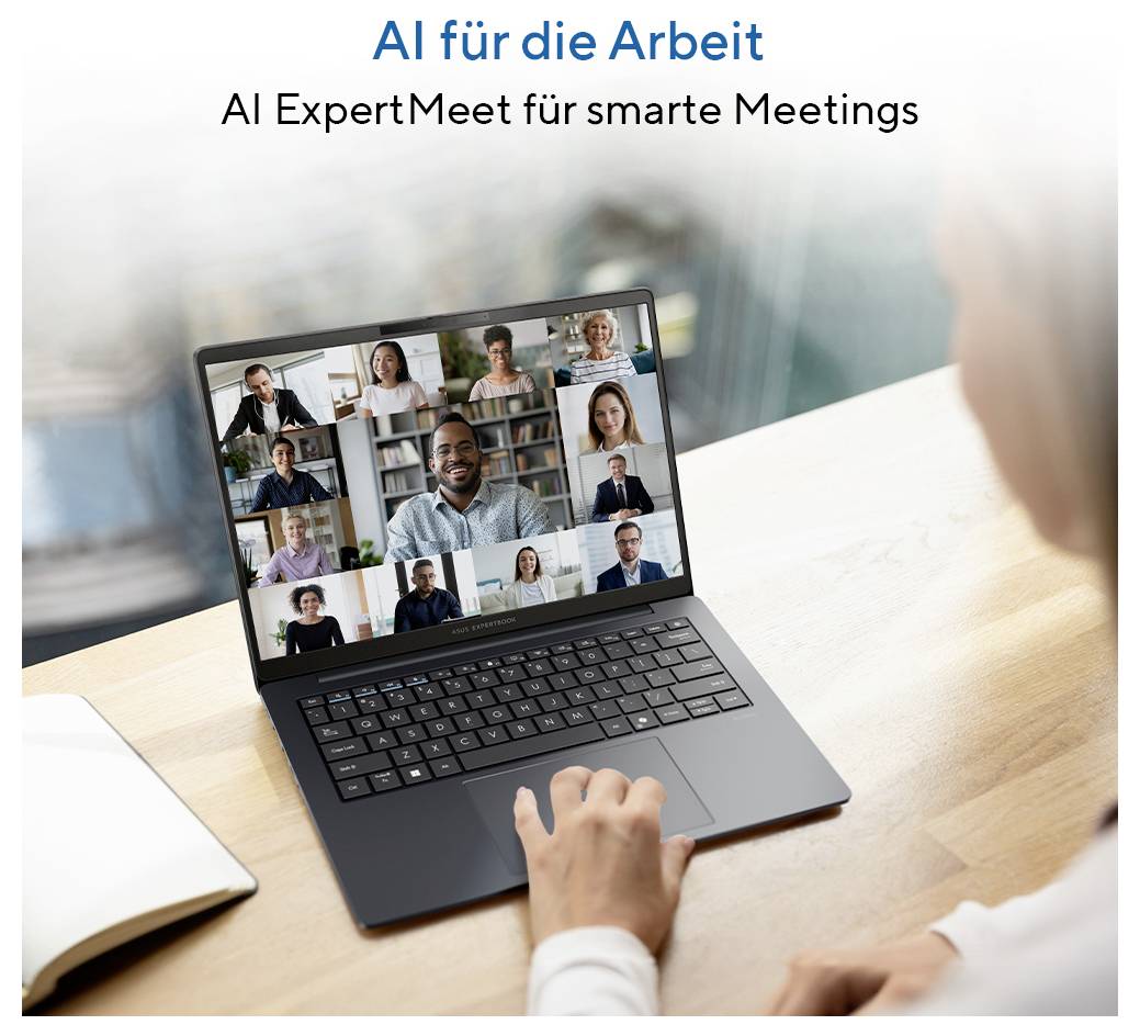 Laptop zeigt ein Videomeeting-Raster auf einem Schreibtisch, mit Überschriftentext „KI für die Arbeit" und Unterüberschrift „KI ExpertMeet für intelligente Meetings".
