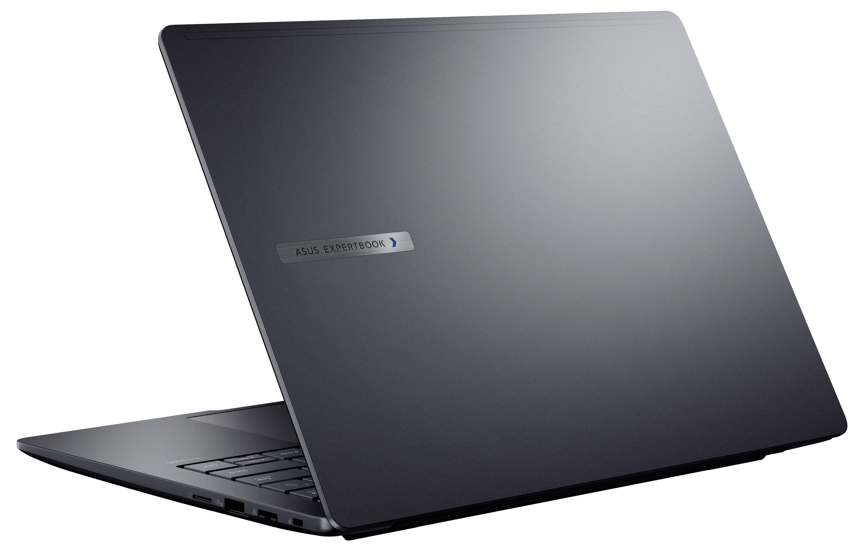 Geschlossenes dunkelgraues ASUS-Laptop, perspektivisch auf weißem Hintergrund dargestellt.