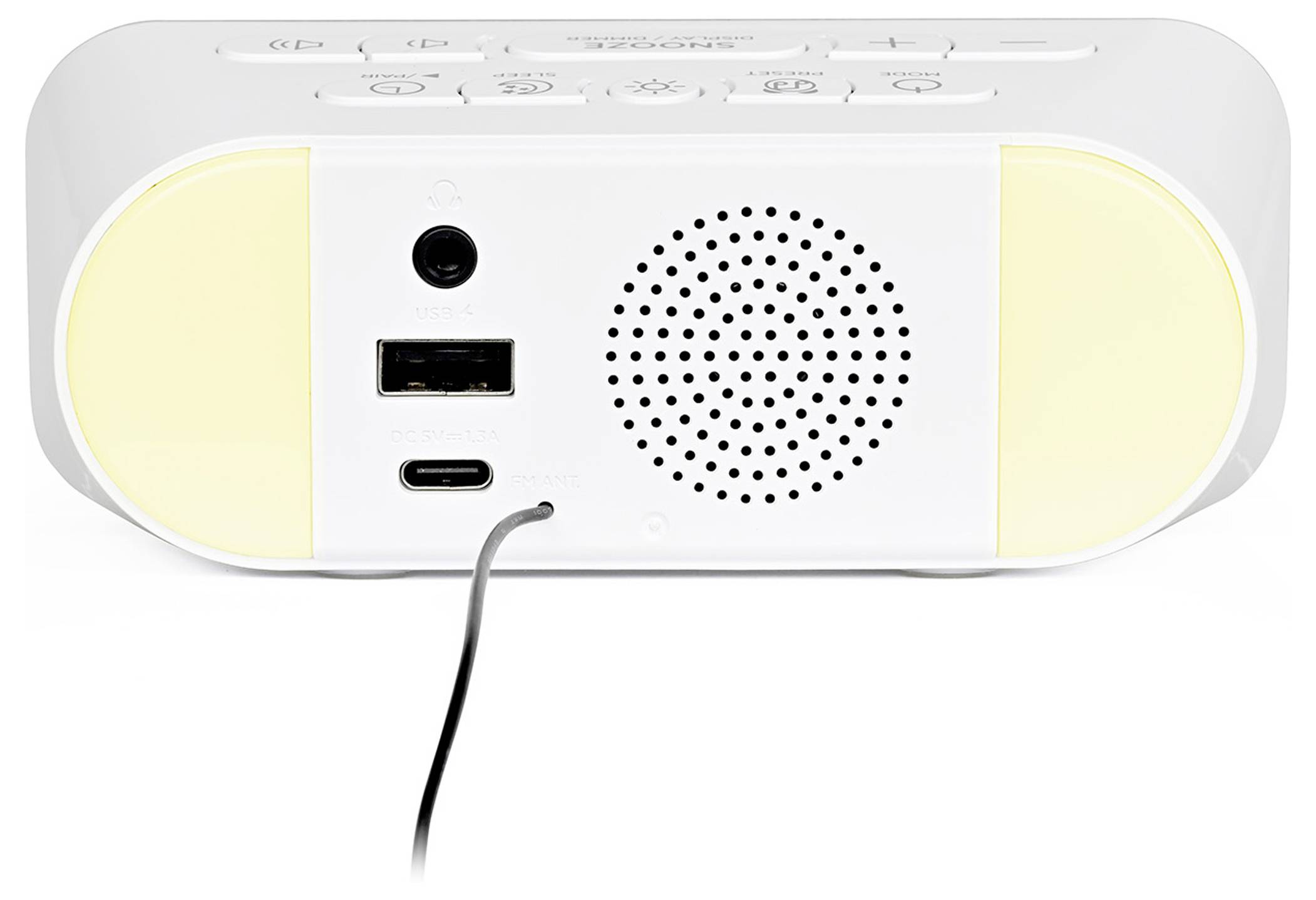 Tragbarer weißer Lautsprecher mit gelben Seitenscheinwerfern, Frontbedienelementen, USB- und USB-C-Anschlüssen, Lautsprechergitter und angeschlossenem Kabel.