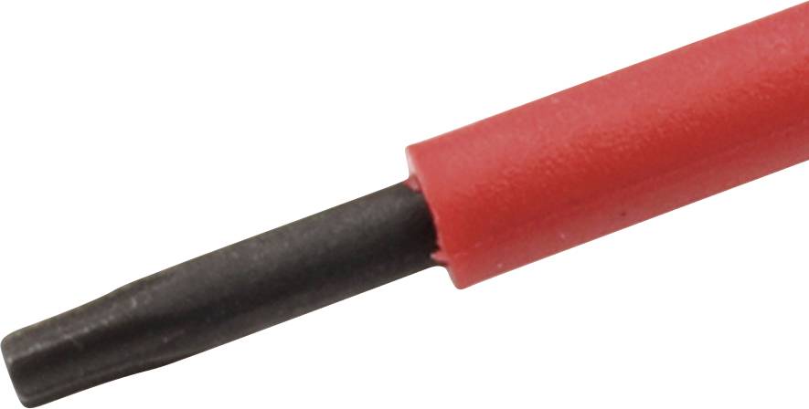 Nahaufnahme eines rot isolierten elektrischen Drahts mit dem freiliegenden schwarzen Innenleiter am Schnittende.