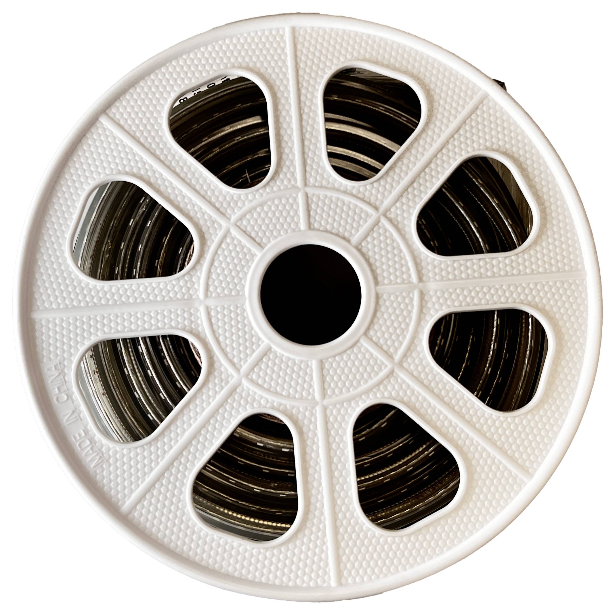 Eine Spule mit aufgewickeltem Film oder Klebeband auf einer weißen Kunststoffspule, zentriert vor einem neutralen Hintergrund.