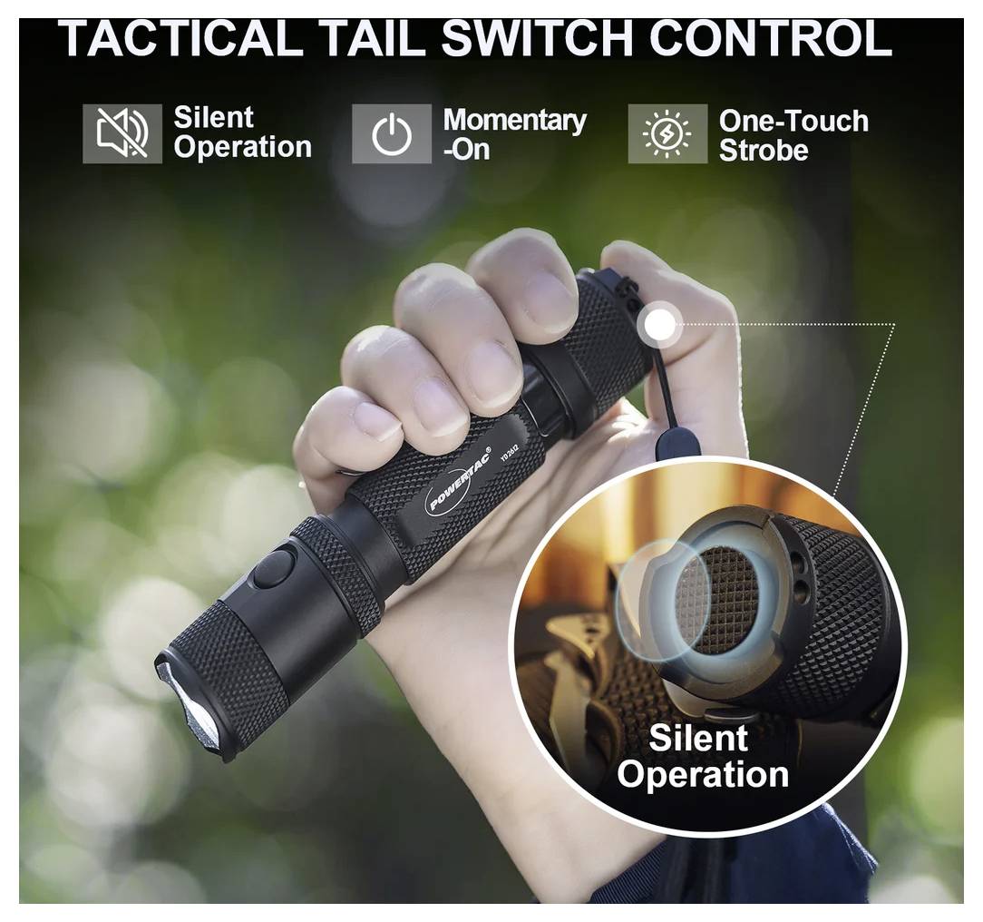 Hand hält eine taktische Taschenlampe mit „Tactical Tail Switch Control