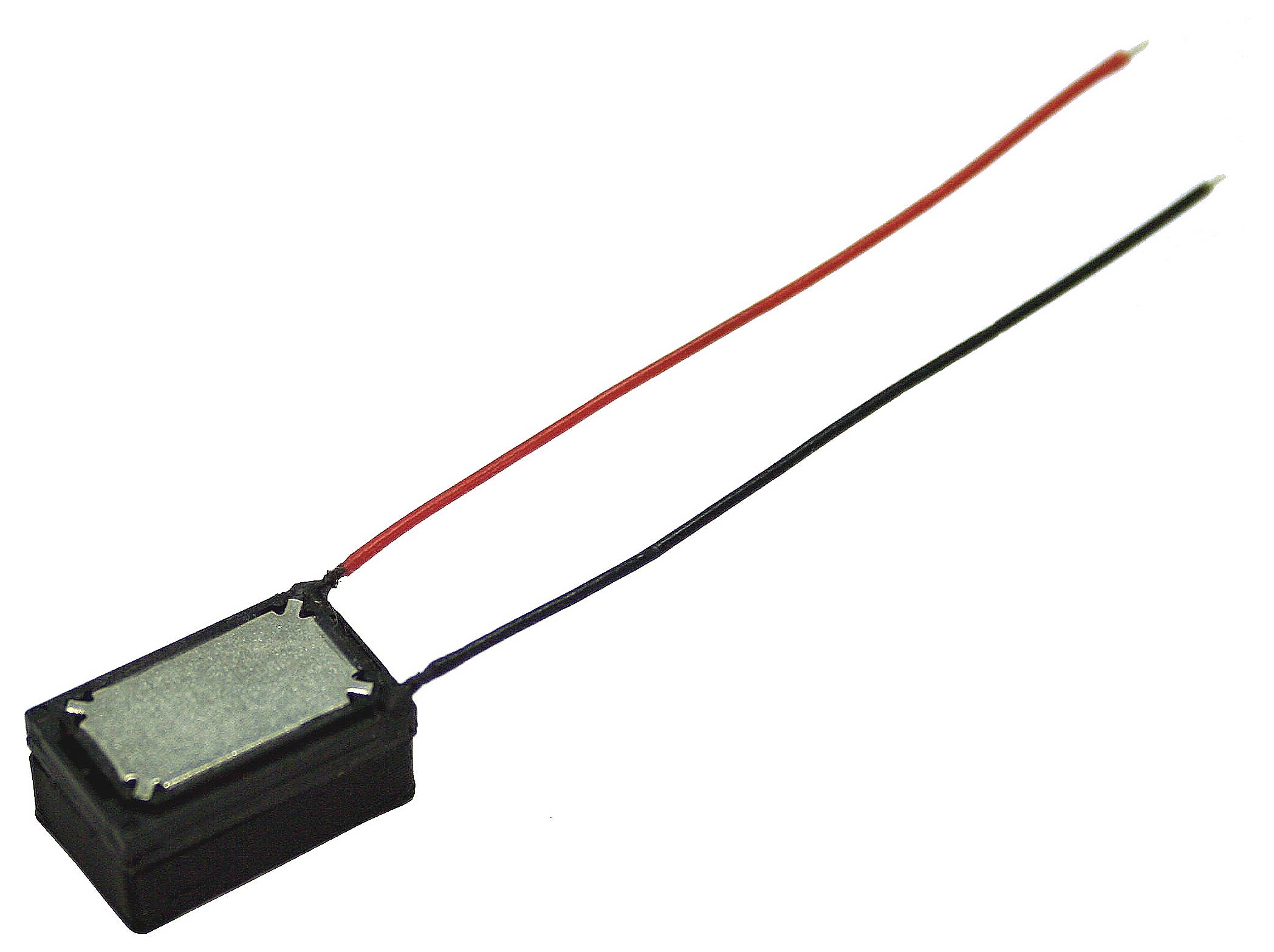 Kleine schwarze elektronische Komponente mit zwei angebrachten Drähten, einer rot und einer schwarz, auf weißem Hintergrund dargestellt.