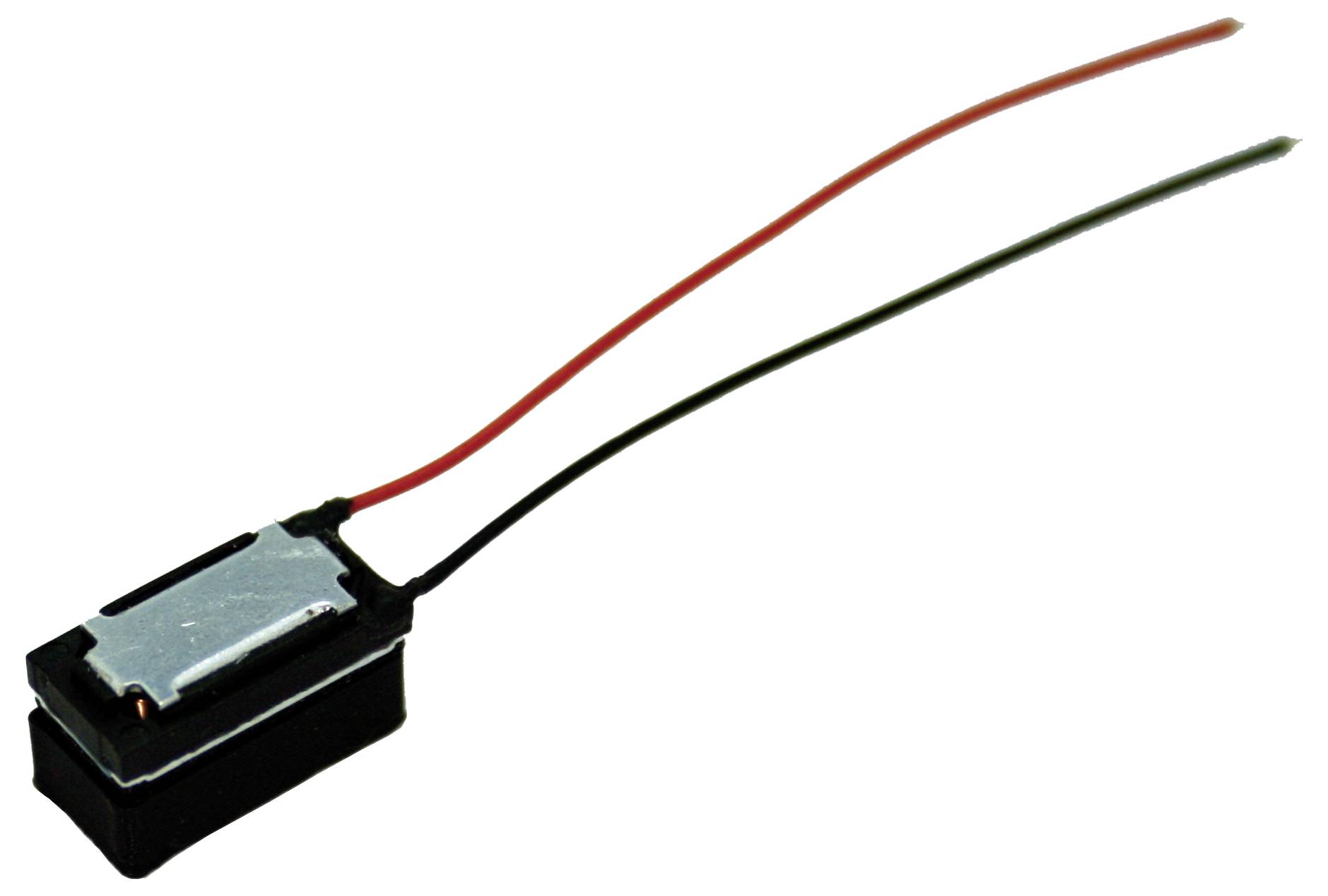 Kleines schwarzes elektronisches Bauteil mit zwei dünnen Drähten, einem roten und einem schwarzen, die auf weißem Hintergrund von ihm ausgehen.