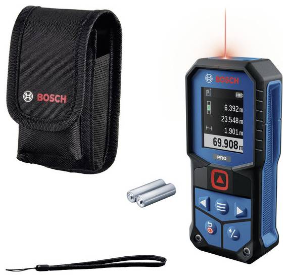 Bosch-Laser-Entfernungsmessgerät-Set mit Tragetasche, Riemen und Batterien; das tragbare Gerät zeigt die gemessenen Entfernungen auf seinem Display an.