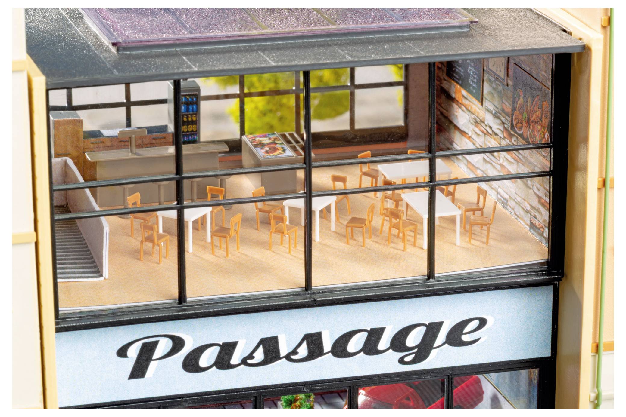 Modell eines modernen Glasfront-Cafés oder einer Passage, das leere Tische und Stühle im Inneren zeigt, oben ein Schild mit der Aufschrift „Passage".