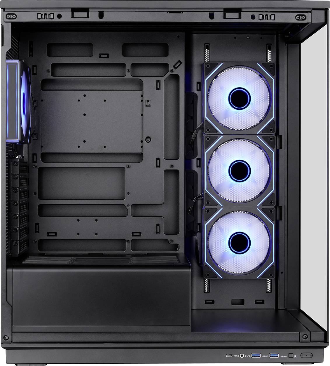 Leeres PC-Gehäuse-Inneres mit drei blau beleuchteten Frontlüftern, die auf der rechten Seite installiert sind, und einem sichtbaren Hecklüfter auf der linken Seite.