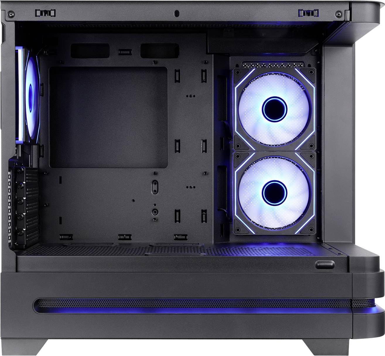 PC-Gehäuse mit blauem LED-Kühlgebläse und leeren Komponentenschächten öffnen.