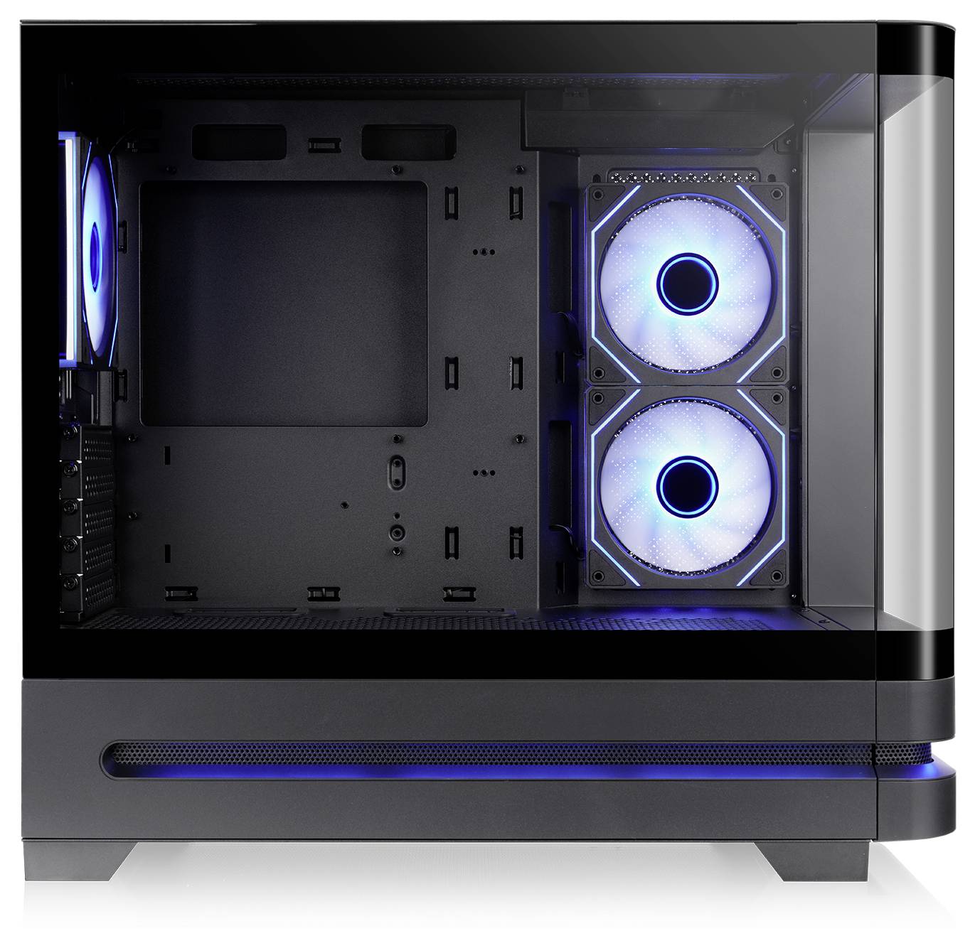 Leeres schwarzes PC-Gehäuse mit zwei blau beleuchteten vorderen Lüftern und einem Seitenlüfter, der durch ein klares Glaspanel sichtbar ist.