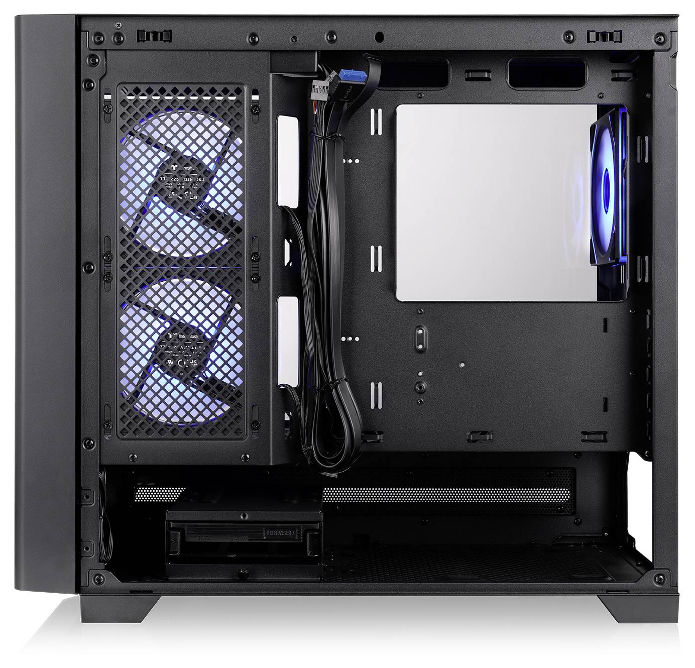 Offenes Gehäuse eines Desktop-PCs mit Innenansicht, die zwei Frontansaugventilatoren, Kabelführung, PSU-Abdeckung und einen hinteren Abluftventilator mit blauer Beleuchtung zeigt.