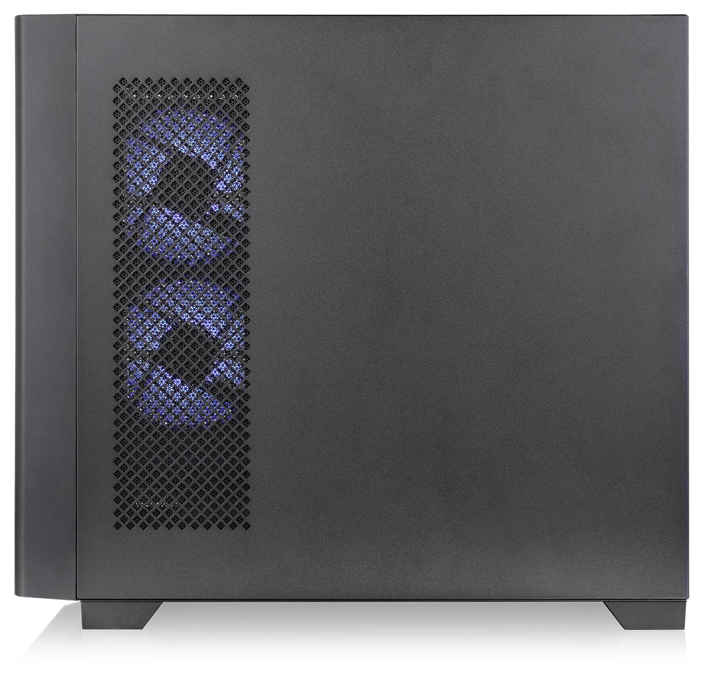 Schwarzer Desktop-PC-Turm mit blau beleuchteten Kühlventilatoren, die durch ein vorderes Netzpaneel sichtbar sind.
