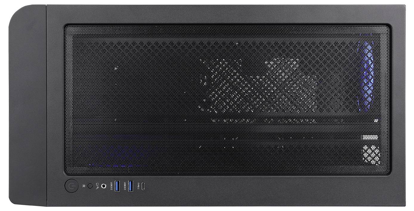Frontansicht eines schwarzen PC-Turmgehäuses mit Mesh-Frontblende, sichtbaren internen blauen Lichtern und Strom- sowie USB-Anschlüssen an der unteren linken Seite.
