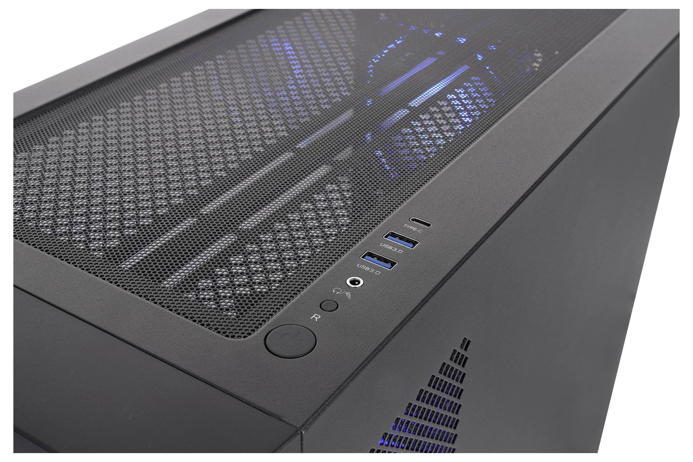 Nahaufnahme der oberen Blende eines Desktop-Computergehäuses mit Lüftungsgitter, blau beleuchteten Lüftern, USB-Anschlüssen, Audiobuchse und Netztaster.