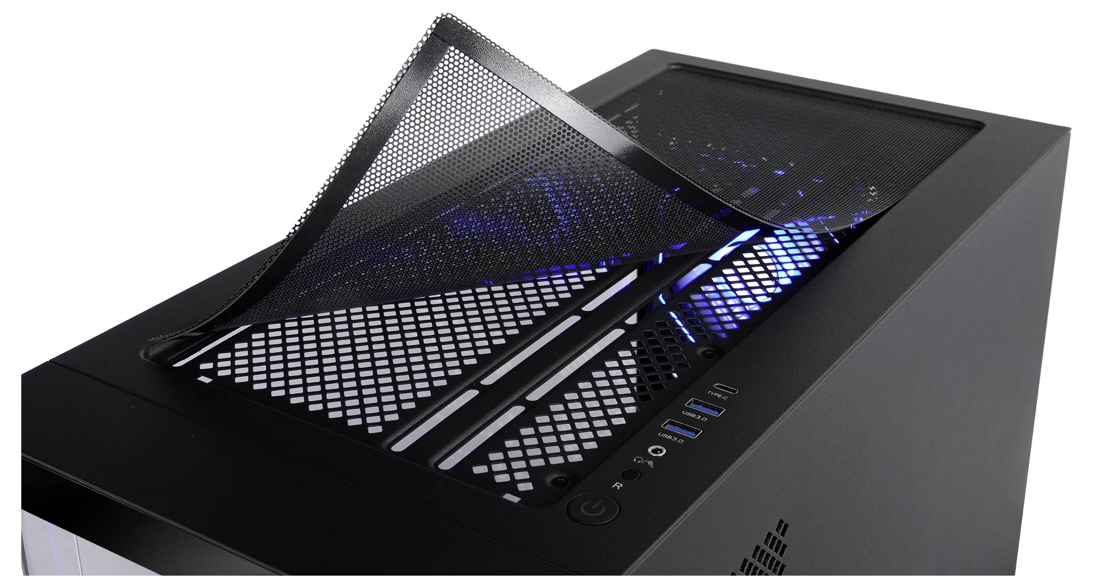 Desktop-Computer-Gehäuse mit einem aufgeklappten Seitenpanel aus Meshgewebe geöffnet, das das Innere mit Kühlungsventilatoren und blauer LED-Beleuchtung zeigt.