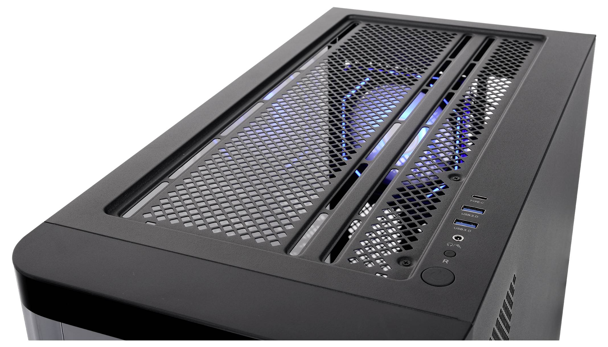Schwarzes Computer-Gehäuse mit perforiertem Oberfeldpanel und blaubeleuchteten Kühlventilatoren, die im Inneren sichtbar sind