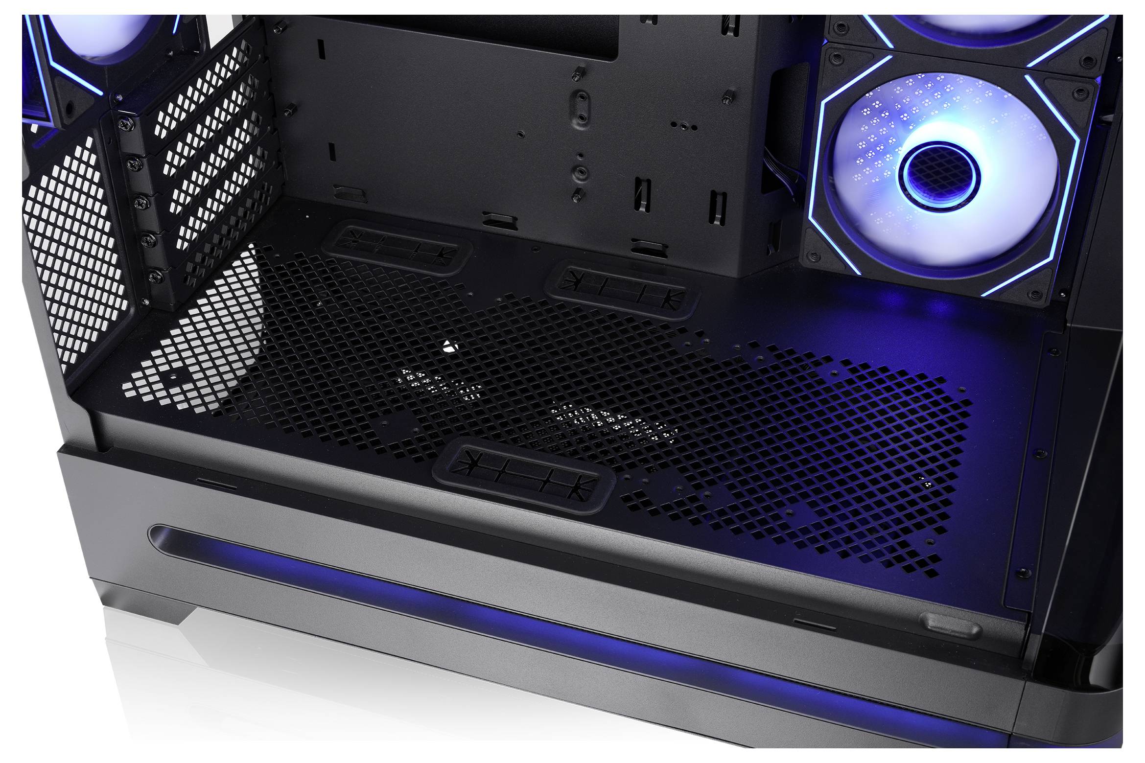 Innenseite eines Desktop-PC-Gehäuses mit Netzpanelen und blau beleuchteten Kühlventilatoren auf der rechten Seite und hinten