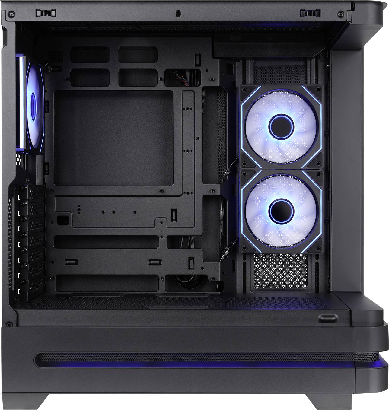 Leerer schwarzer PC-Gehäuse-Innenraum mit zwei leuchtend blauen vorderen Lüftern und einem sichtbaren hinteren Lüfter, der ein sauberes Mid-Tower-Layout zeigt.