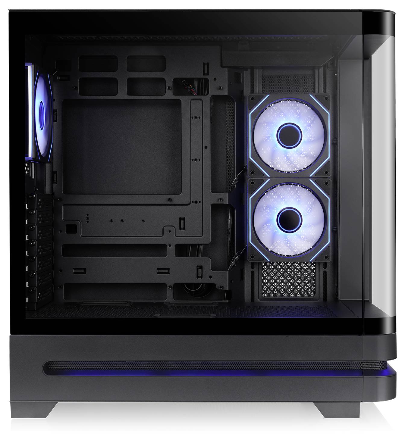 Schwarzes Desktop-PC-Gehäuse, frontal dargestellt, mit Seitenfenster, zwei blau beleuchteten vorderen Lüftern und sichtbarem leerem Innenrahmen im Inneren.
