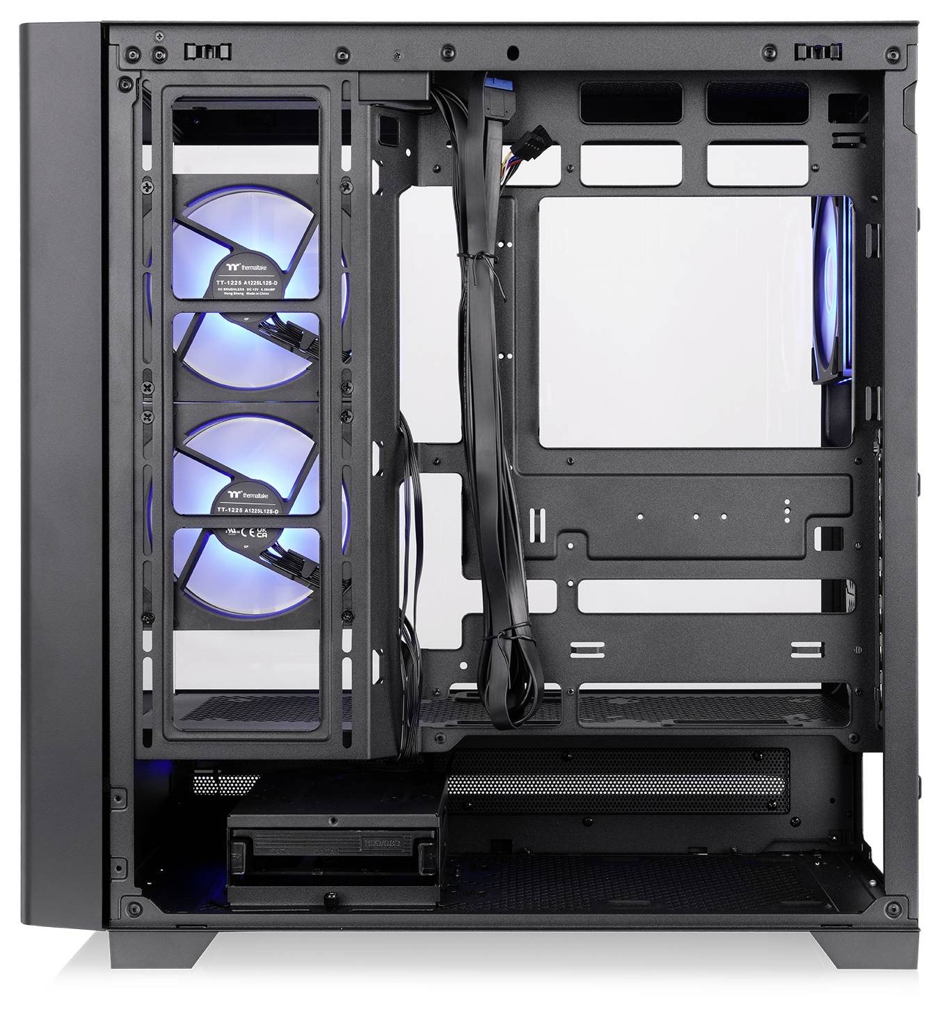 Offenes PC-Gehäuse mit Blick ins Innere mit vier blaubeleuchteten vorderen Lüftern, Kabelmanagement und leeren Bereichen zur Montage von Laufwerken und Motherboard.