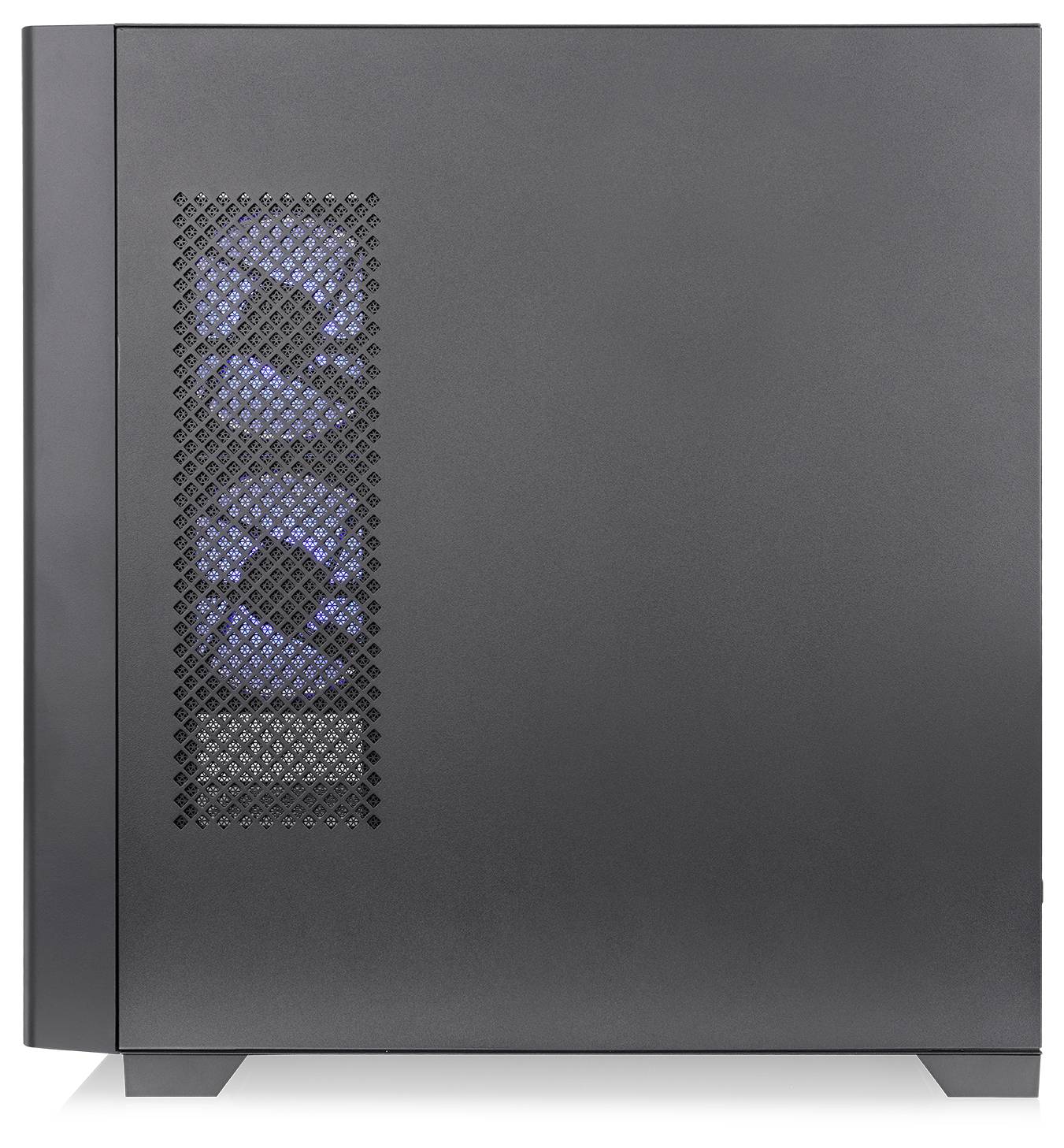Schwarzer Desktop-Computer-Tower mit perforierter Frontblende und zwei blaubeleuchteten Kühlventilatoren, die hinter dem Gitter sichtbar sind.