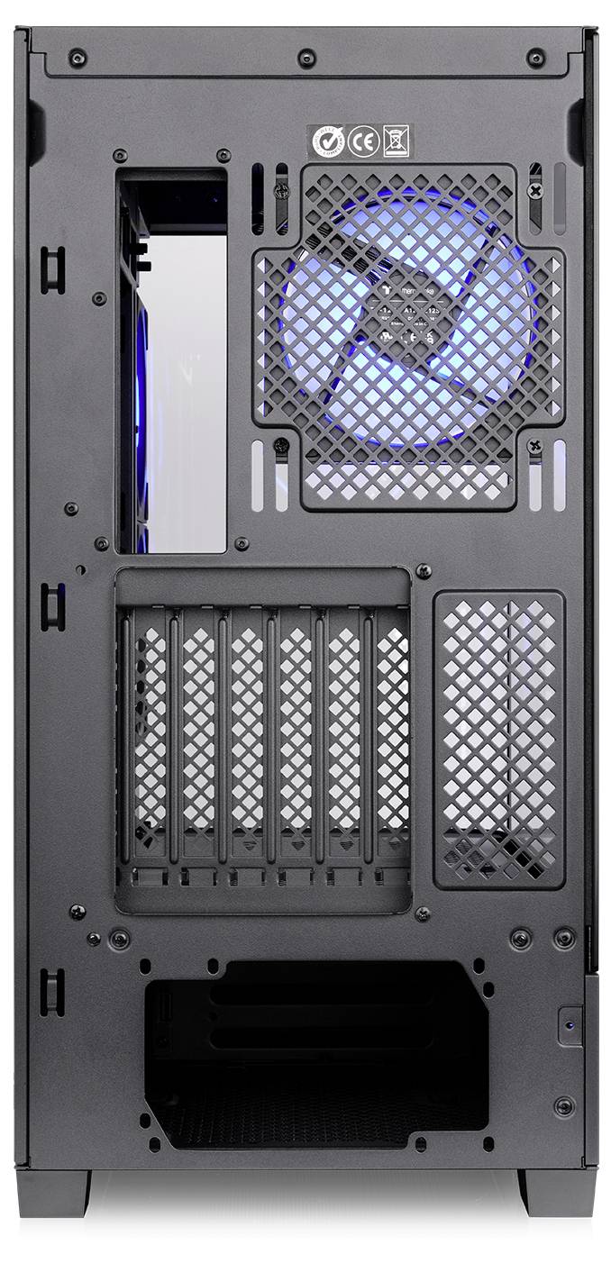 Rückansicht eines Desktop-Computer-Gehäuses, das einen leuchtenden blauen Kühlungslüfter, Belüftungsgitter, Erweiterungsplatzabdeckungen und Kabelzugriffsöffnungen zeigt.