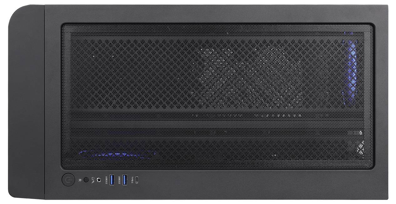 Schwarzes Computergehäuse-Frontpaneel mit großem Mesh-Lufteinlass, Stromschalter und USB-Anschlüssen entlang der unteren Kante.