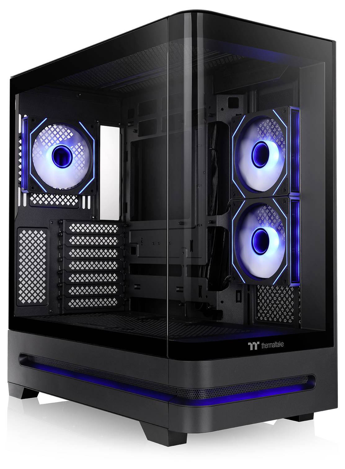Schwarzes gehärtetes Glas-PC-Gehäuse mit blau beleuchteten Kühlungslüftern und sichtbarem Motherboard-Tablett, in Dreiviertelsicht dargestellt.