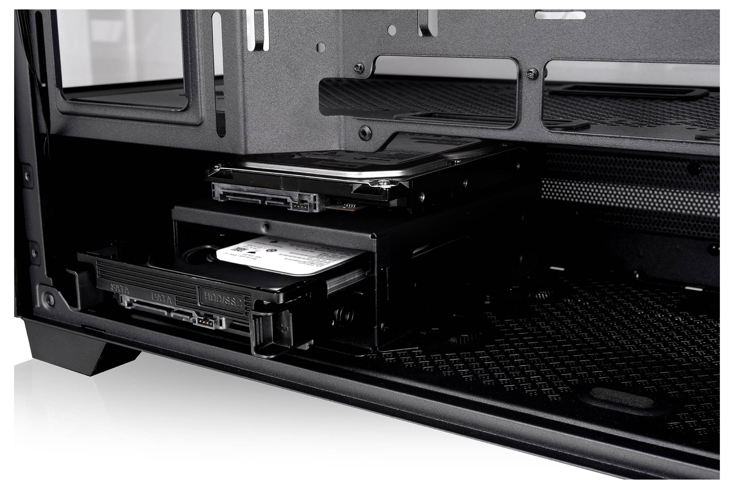 In einem Desktop-PC-Gehäuse sind zwei Festplatten in vorne angebrachten Laufwerkschächten installiert.