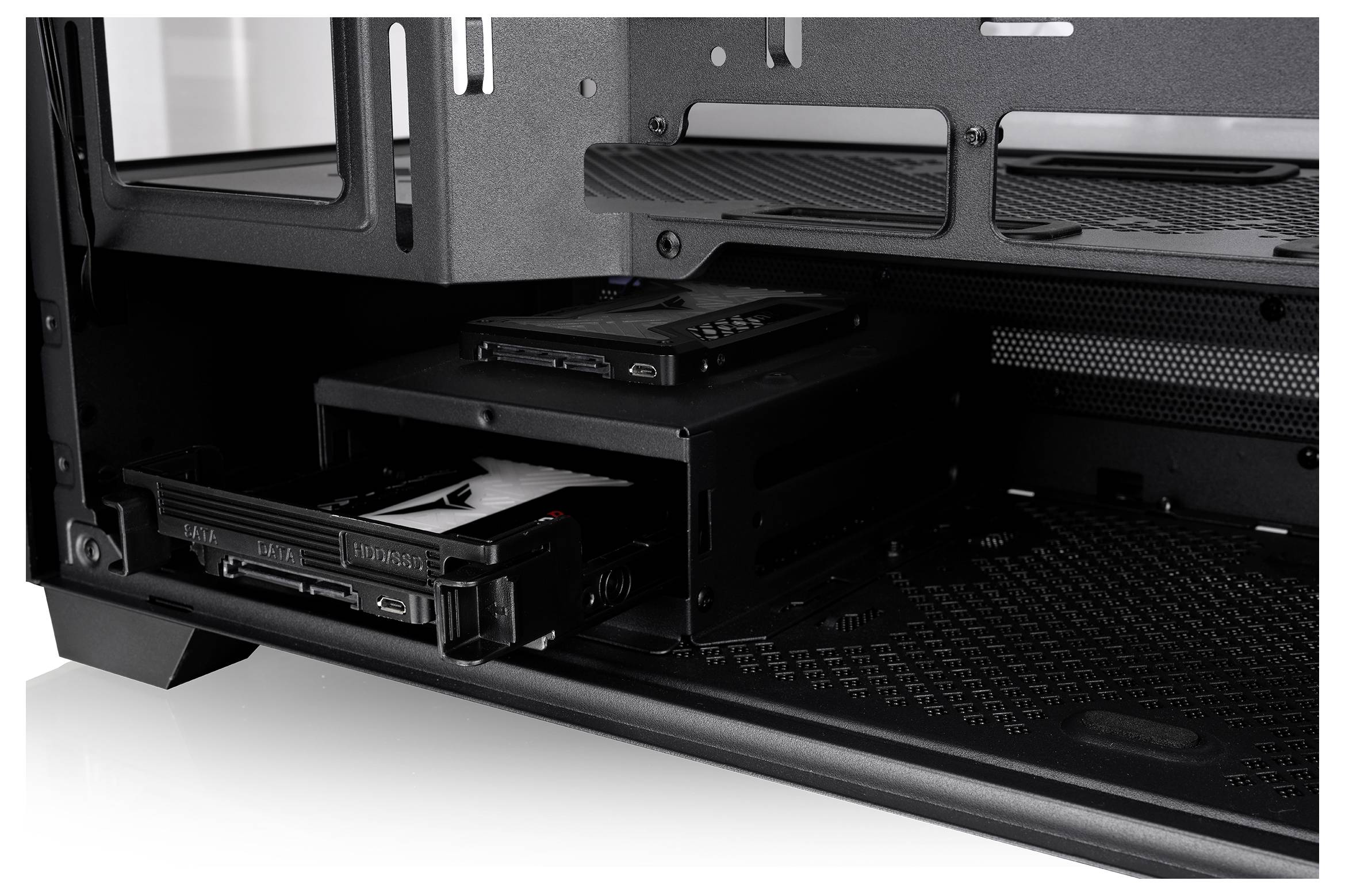 Nahaufnahme des Inneren eines Desktop-Computer-Gehäuses mit zwei installierten Festplattenlaufwerken oder SSDs in Laufwerkschächten.