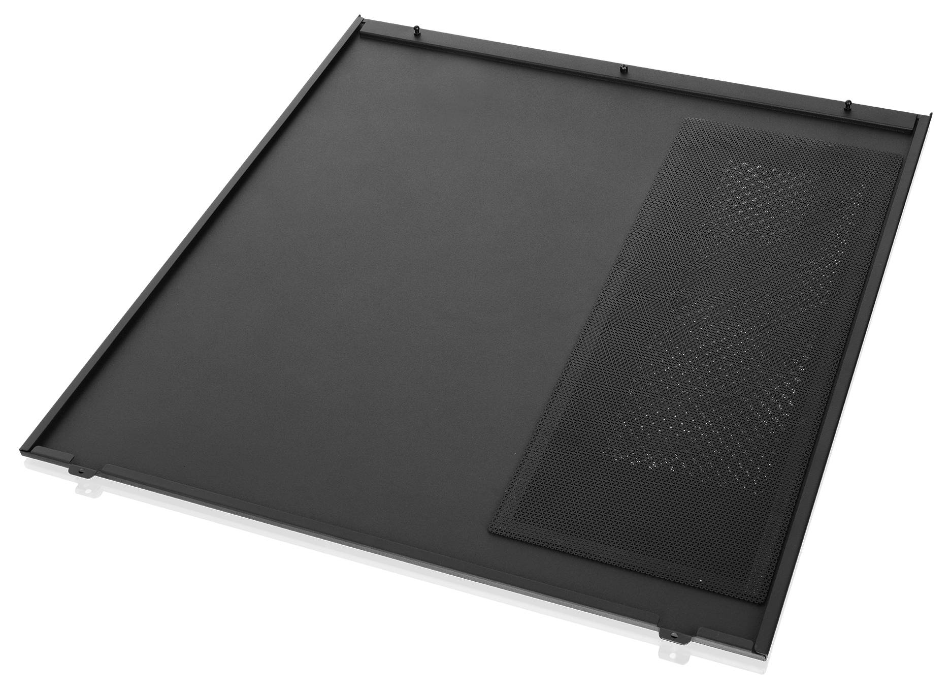 Schwarzes rechteckiges Seitenpanel des Computergehäuses mit einem großen massiven Bereich und einer perforierten Lüftungsleiste auf einer Seite.