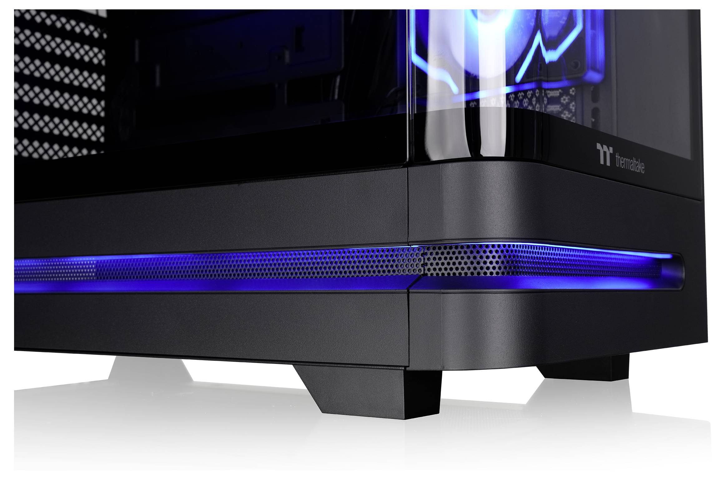 Ein schwarzes Thermaltake Desktop-PC-Gehäuse mit einem blauen LED-Lichtstreifen entlang der Vorder- und Seitenpaneele.